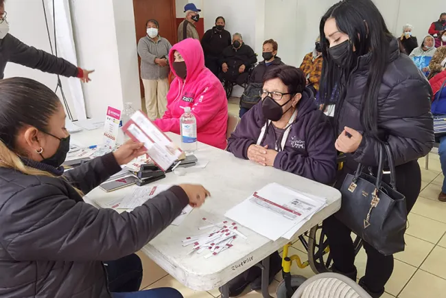 Entregan tarjetas de Bienestar a personas mayores de 68 años