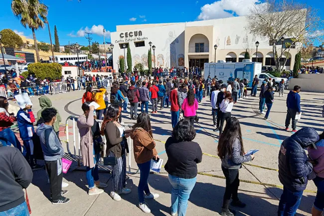 Abarrotan centros de vacunación