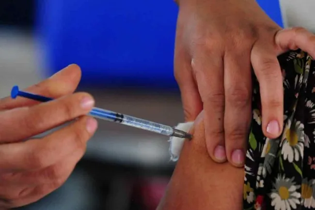 CDMX inicia refuerzo contra covid-19 para 40 a 49 años