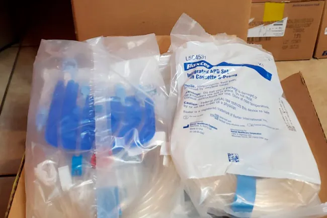 Apoyan motociclistas con equipo para diálisis