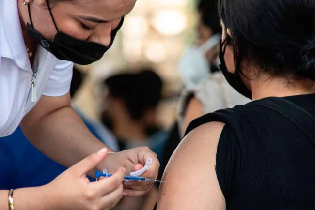 Inicia vacunación de refuerzo