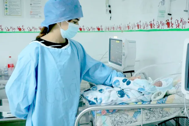 Logra bebé prematuro desafiar adversidades