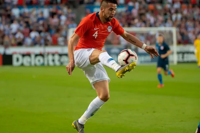 Chile pierde tres jugadores por covid-19 previo a duelo ante Argentina