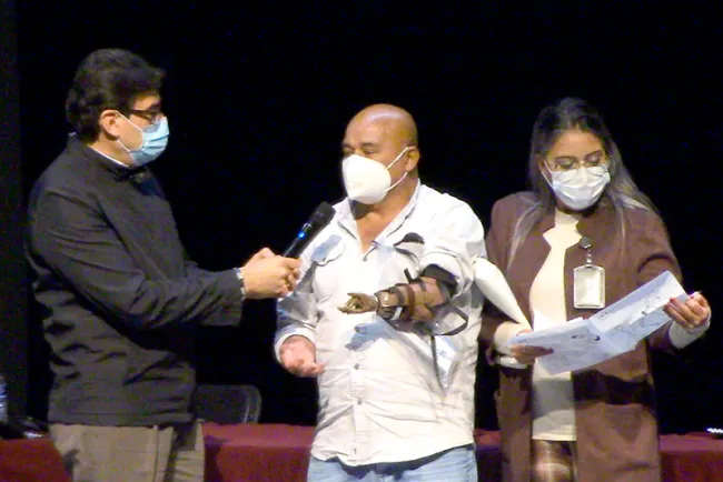 Benefician a Jeremías con prótesis de brazo