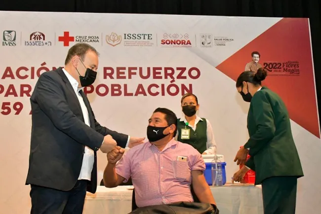 Atestigua gobernador vacunación