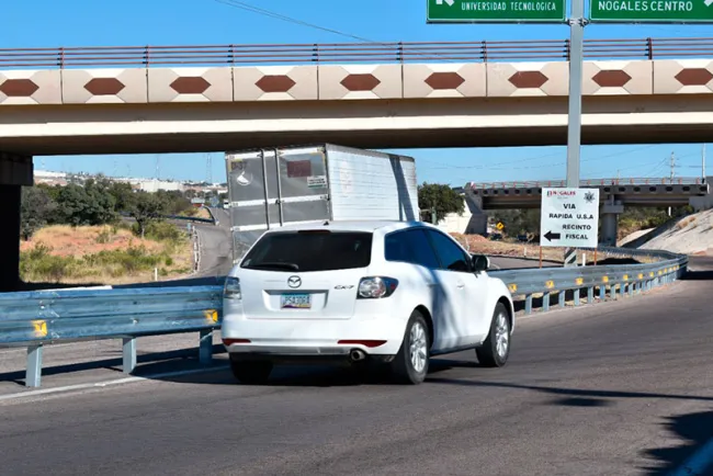 Instalan barras de contención en área peligros a de carretera