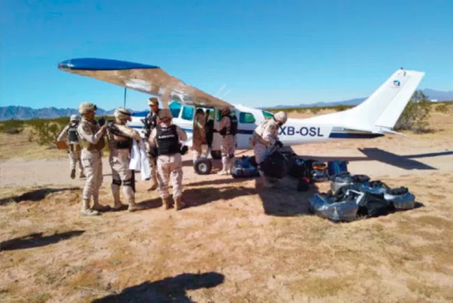 Aseguran avioneta con 338  kilos de drogas en Peñasco
