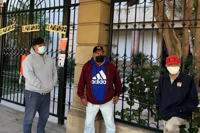 Mantienen manifestación jubilados y pensionados