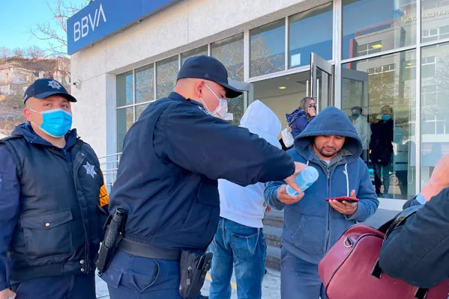 Luchan por evitar el semáforo rojo en nogales