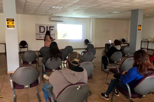 Capacitan DIF Muncipal a padres de familia