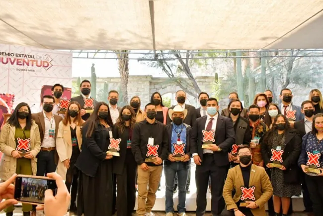 Entrega gobernador Premio Sonorense de la Juventud