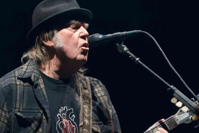 Reproducciones de Neil Young aumentan un 26% en Deezer tras polémica con Spotify