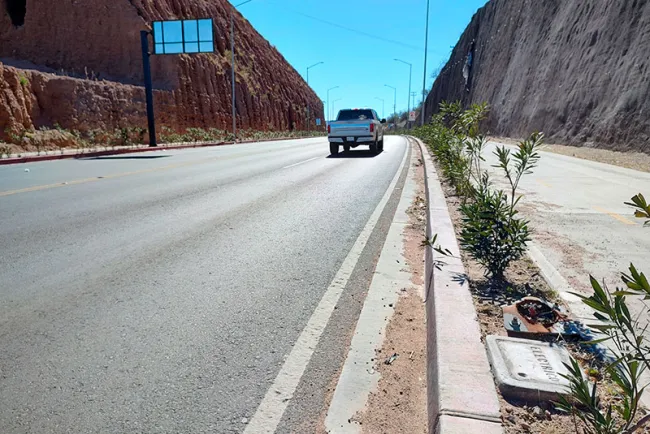 Buscan reparación alumbrado tras choques en el periférico