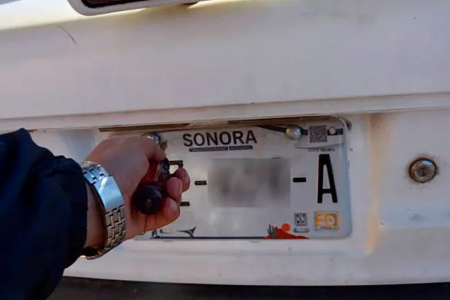 Anuncian costo de placas para autos regularizados