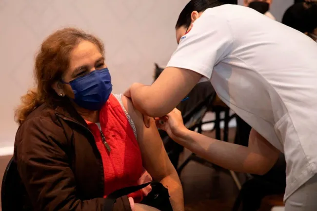 Llama Salud continuar con vacunas anticovid