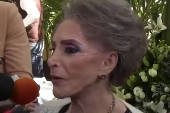 Doña Cuquita revela que ha recibido señales de Vicente Fernández