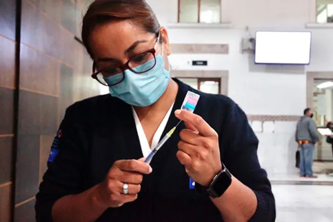 Llevan vacunación contra influenza a las colonias