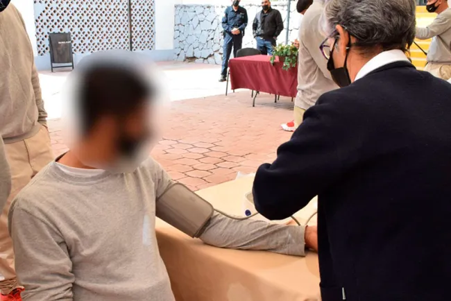 Brindan atención médica a jóvenes del Itama