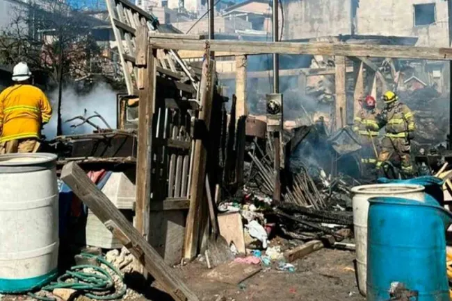 Mueren 8 personas tras incendio en colonia marginada de Tijuana; 3 eran niños