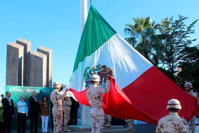 Realizan ceremonia del Día de la Bandera