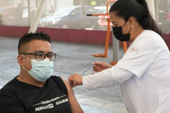 Inicia vacunación de refuerzo para jóvenes de 18 a 29 años