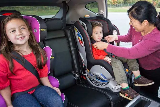 Proveen bomberos sillas de auto para niños