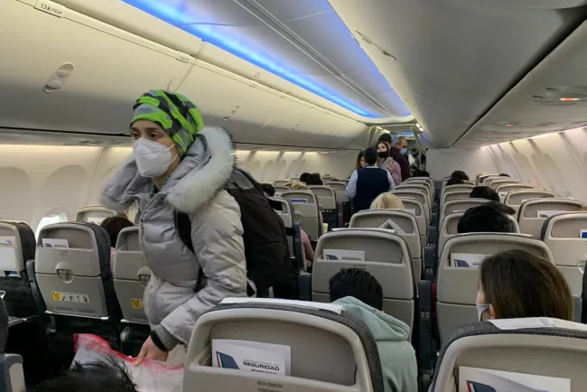 Llega a Canadá vuelo de mexicanos rescatados de Ucrania