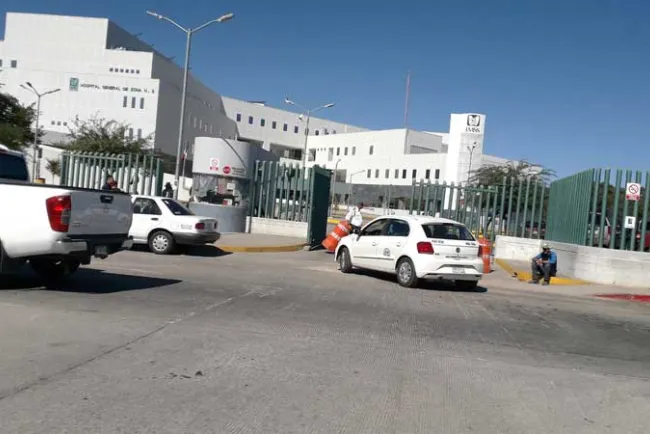 Balean a persona desde auto en movimiento