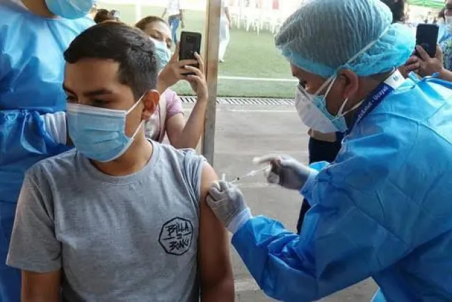 Vacunan a mayores de 14 años en Hermosillo