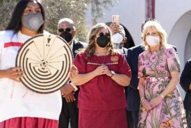 Visita Jill Biden Tucson; apoya estudios para combatir cáncer
