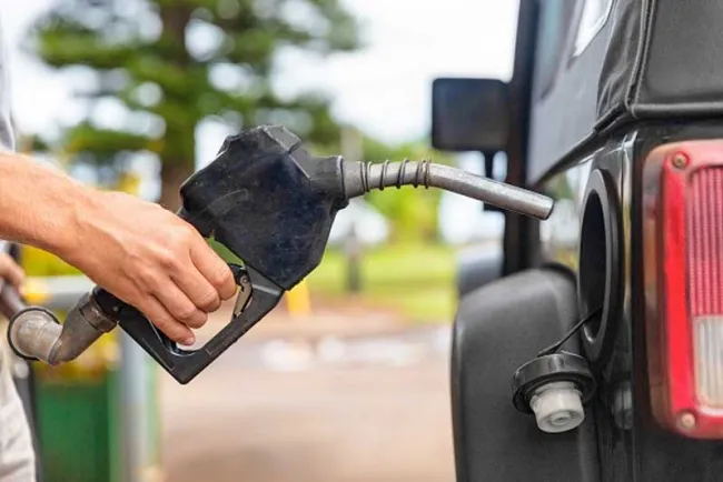 Siguen disparándose precios de gasolina en Arizona