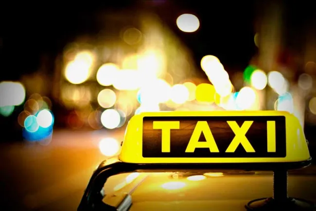 Choca taxista ebrio a vehículo y huye