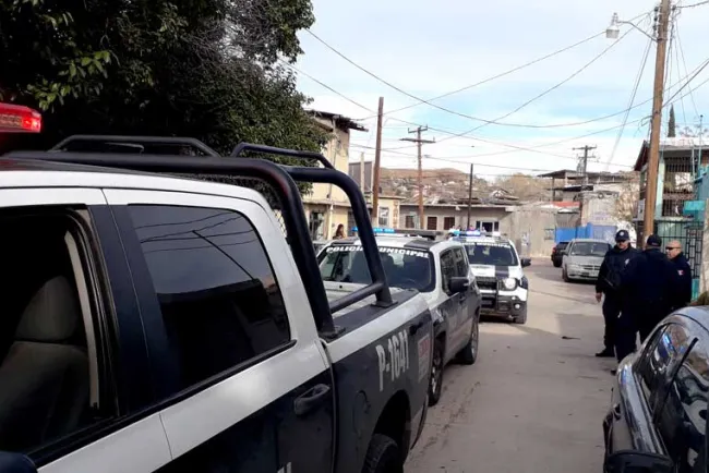 Después de insultarla, le lanza roca y la hiere
