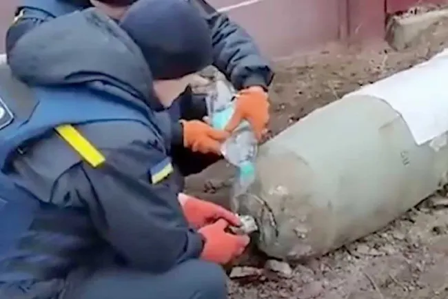 Con botella de agua y guantes, así desactivan enorme bomba rusa en Ucrania