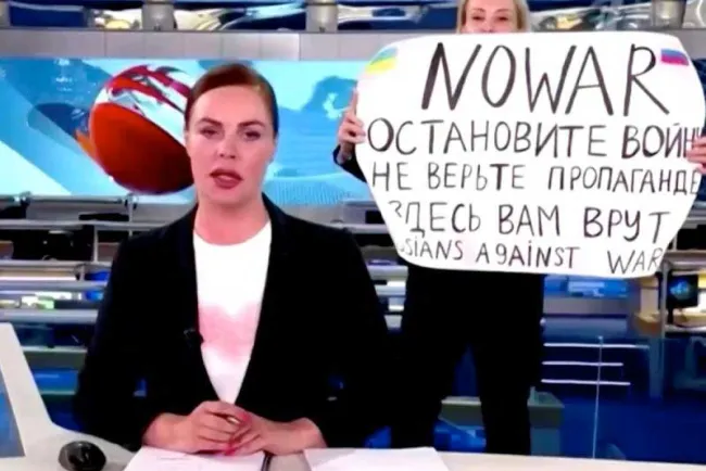 "Les están mintiendo": mujer protesta contra la guerra en noticiero ruso