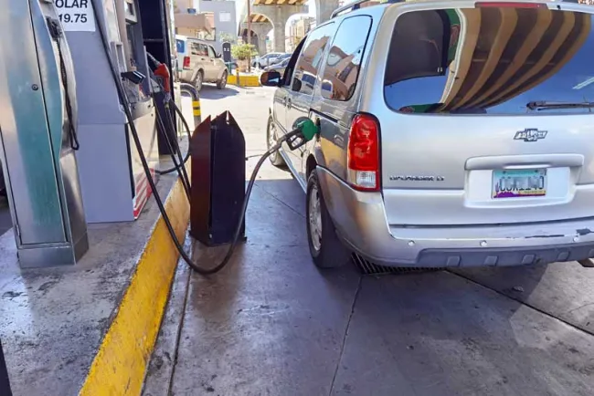 Aprovechan bajos precios de gasolina en México
