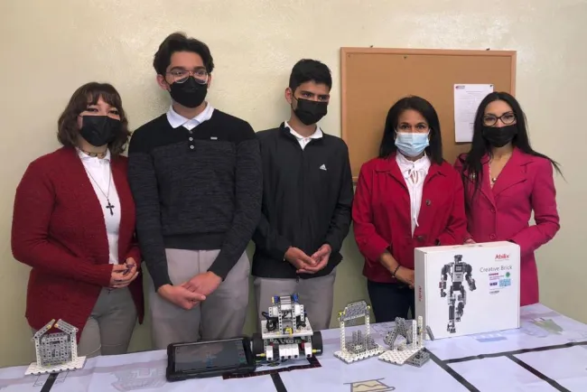 Entregan
kit de robótica en Cobach para concurso nacional