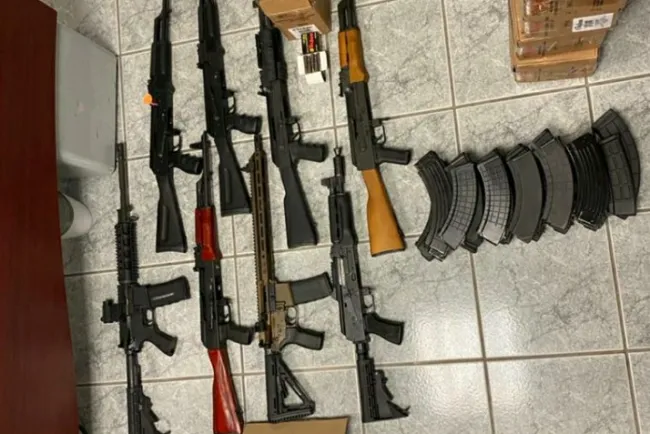 Aseguran potente armamento en garita