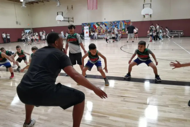 Participan jóvenes en clínica binacional de baloncesto
