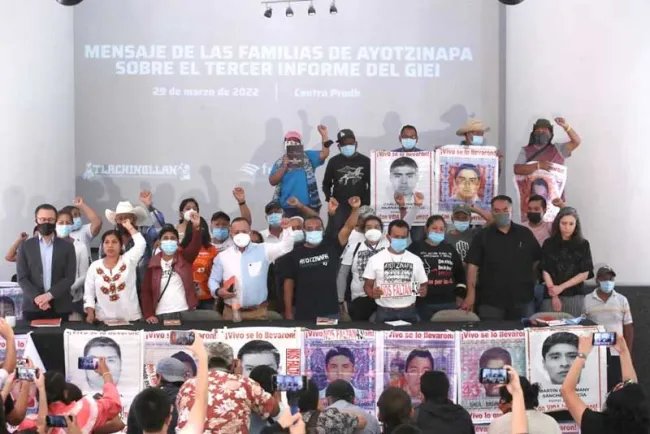 Condenan padres de los 43 normalistas actuación de Marina en Cocula