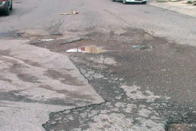 Denuncian vecinos grandes baches