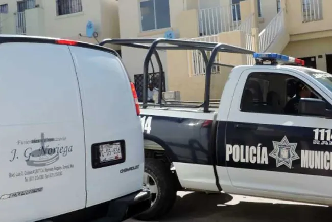 Encuentra mamá a hija colgada con cable del Internet