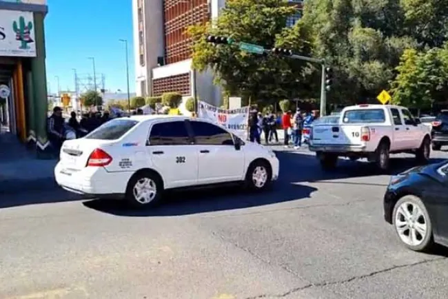 Bloquean calles concesionarios del transporte