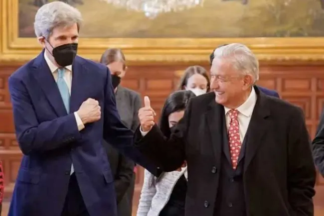Recibe AMLO en Palacio Nacional a John Kerry y empresarios de EU