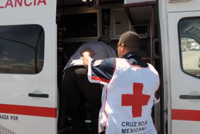 Madre e hijo son golpeados por tres sujetos