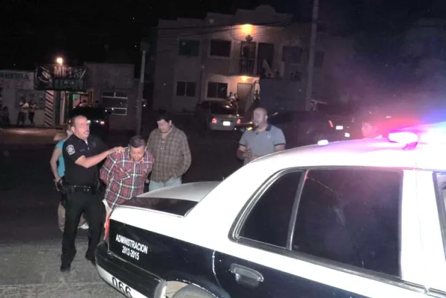 Detienen vecinos a conductor ebrio