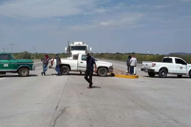 Buscan retiro de bloqueo en Loma de Guamúchil en SS