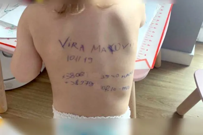 Escribe mamá ucraniana datos personales en espalda de su hija por si llegan a matarla