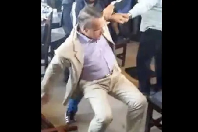 Intenta Alfredo Adame dar patada y termina en el suelo; nueva pelea