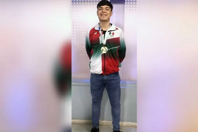 Gana alumno de Cobach campeonato de karate